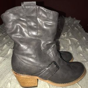 Gray short boots wooden bottoms